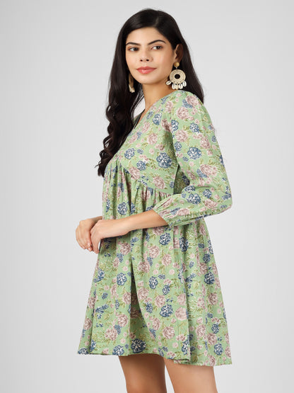 Floral Printed Fit and Flare Dress
Tie-up knot at front
Floral Printed Fit and Flare Dress UNDER 500
Floral Print