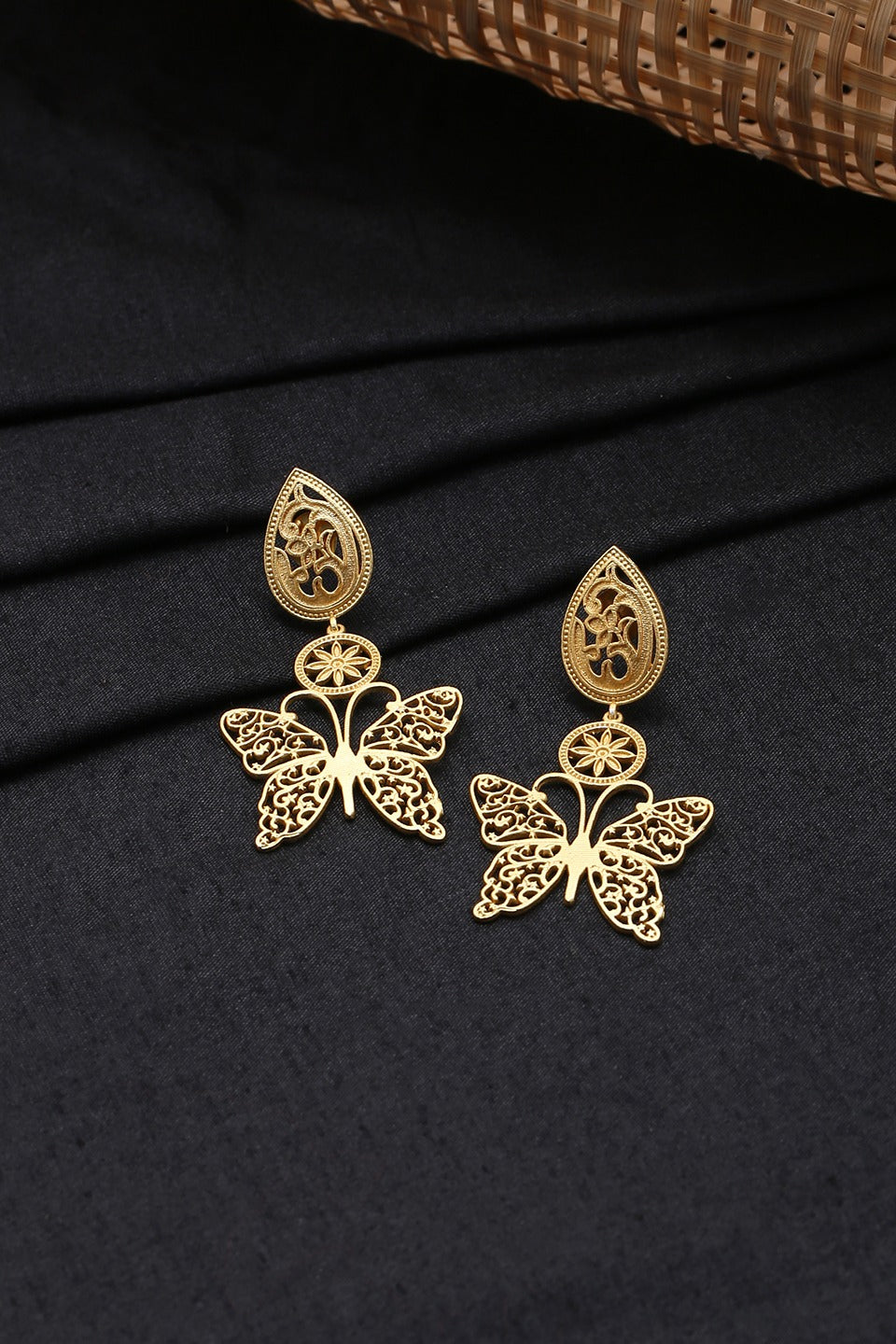 Daily wear gold earrings collection||Light weight 🏵️gold plain🏵️earrings  designs | Gold temple jewellery, Earrings collection, Designer earrings